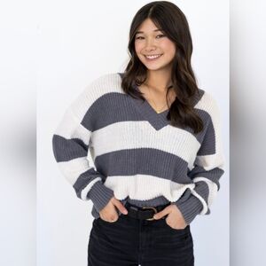 American Eagle Outfitters V-Neck Sweater - Gray and Cream